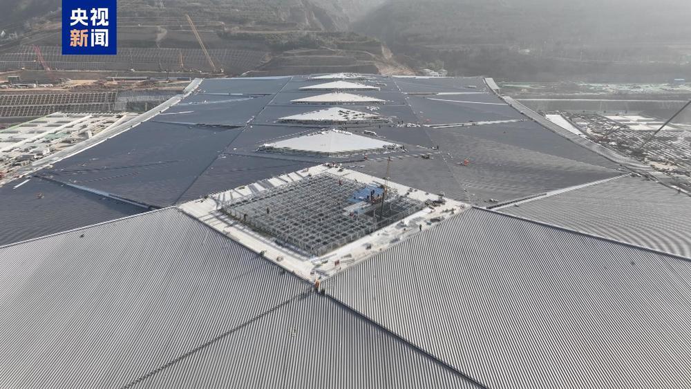 我国西北地区在建最大高铁站西安东站金属屋面顺利封顶 我国西北地区在建最大高铁站西安东站金属屋面顺利封顶