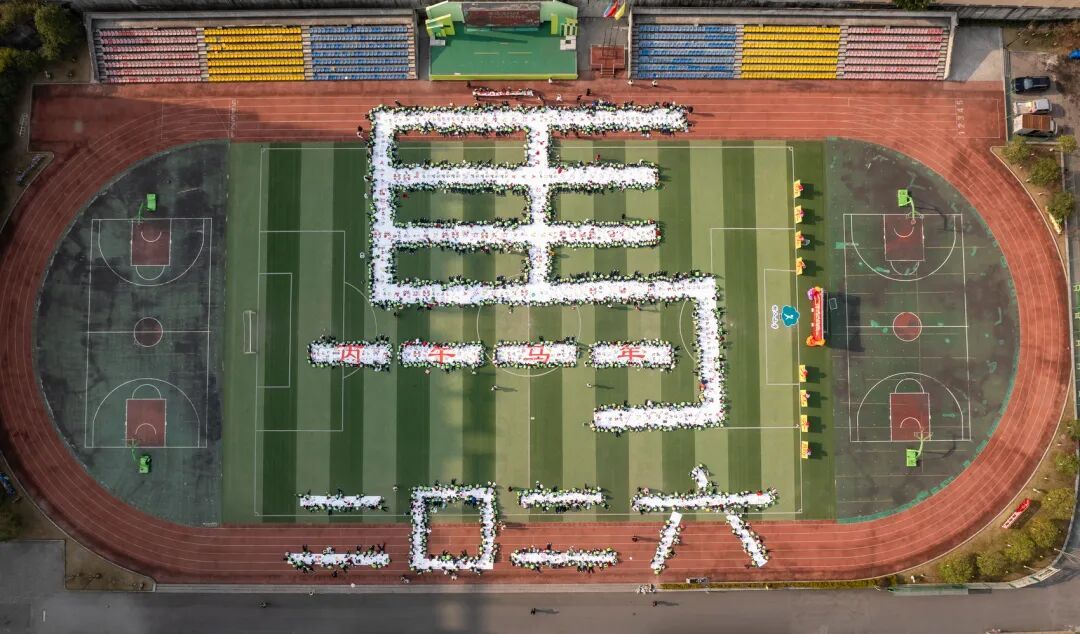 震撼！自贡千名师生共绘“千米骏马图”