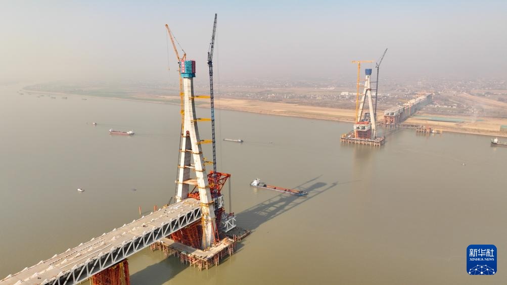 安徽池州长江公铁大桥首个主塔成功封顶