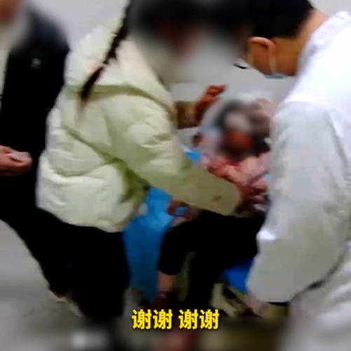 “别急！跟着我走！没事的！”雨夜5分钟，交警跑出一条守护通道