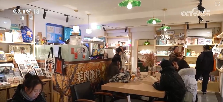 “文艺+”创新场景层出不穷 演艺新空间串联“观演+消费+游览”释放消费多元活力 “文艺+”创新场景层出不穷 演艺新空间串联“观演+消费+游览”释放消费多元活力