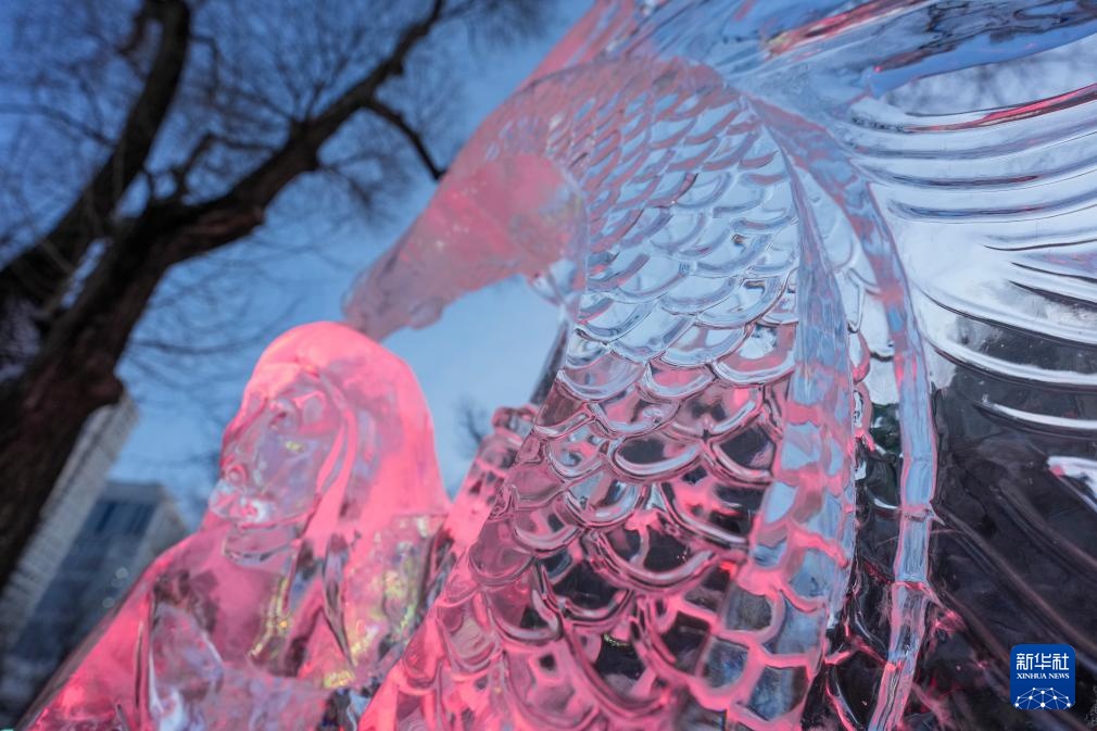 冰雕艺术添彩“冰城”冬日冰雪画卷
