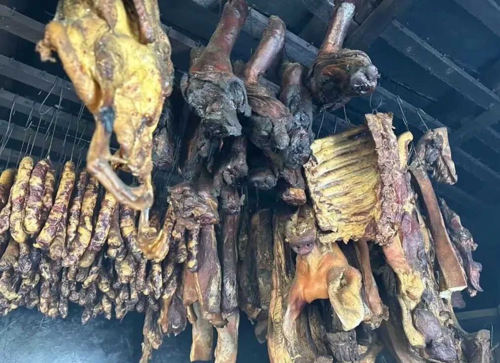 深夜，腊鸡、腊猪腿、腊鱼腊肉不翼而飞……