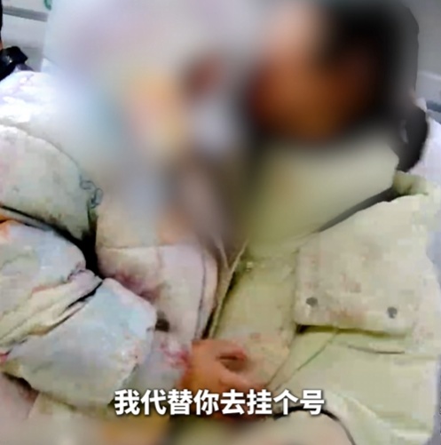 “别急！跟着我走！没事的！”雨夜5分钟，交警跑出一条守护通道