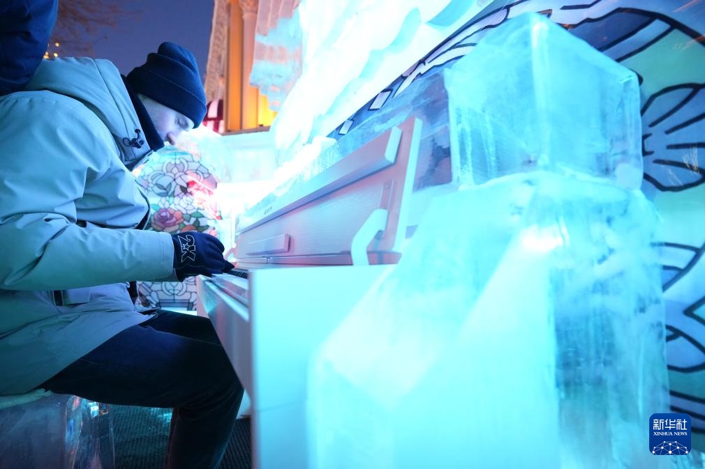 哈尔滨：冰雕景观为百年中央大街添彩