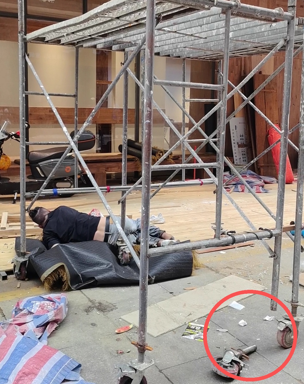 寻找“4号球服警官”