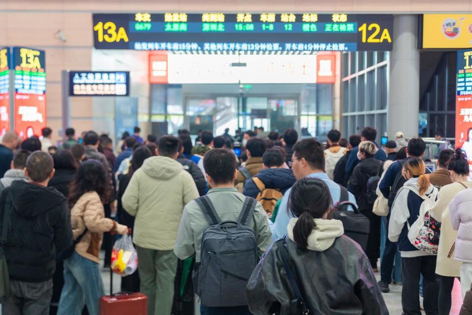 即日起，2026年春运务工人员可通过三种方式购买火车票