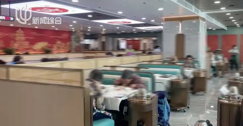 "简直欺人太甚！"有顾客怒了，和好友一起吃个饭竟被全程直播