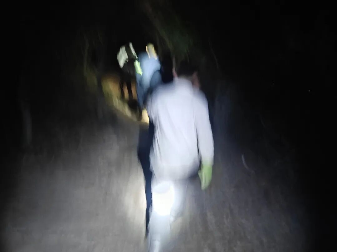 3个宝妈带4个娃被困悬崖边，原本组团爬午潮山，结果误入野路一直到天黑