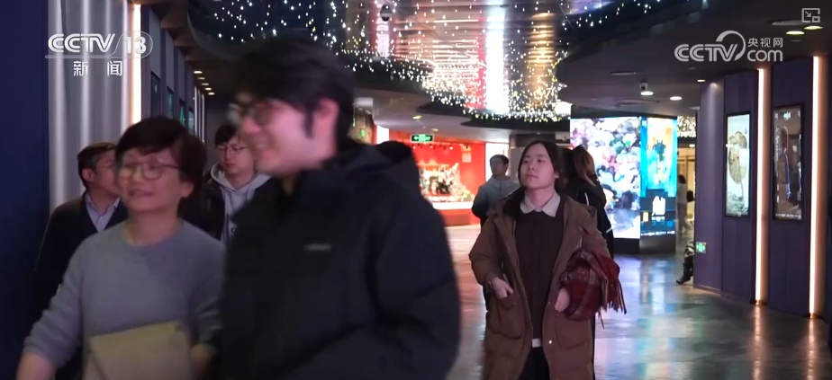 “文艺+”创新场景层出不穷 演艺新空间串联“观演+消费+游览”释放消费多元活力 “文艺+”创新场景层出不穷 演艺新空间串联“观演+消费+游览”释放消费多元活力