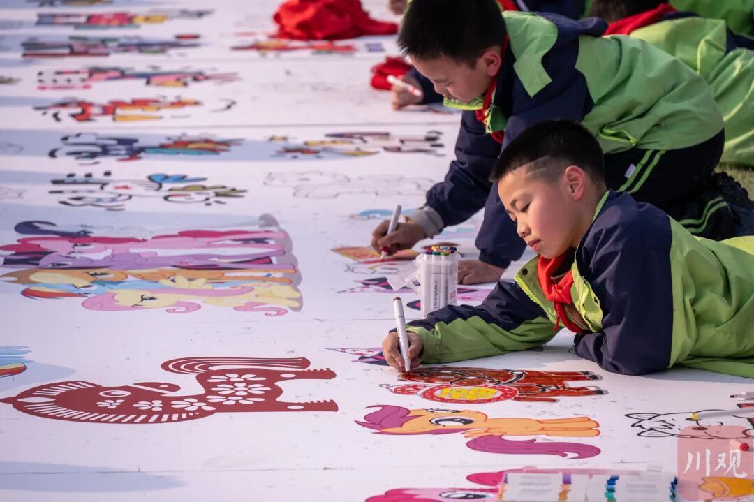 震撼！自贡千名师生共绘“千米骏马图”