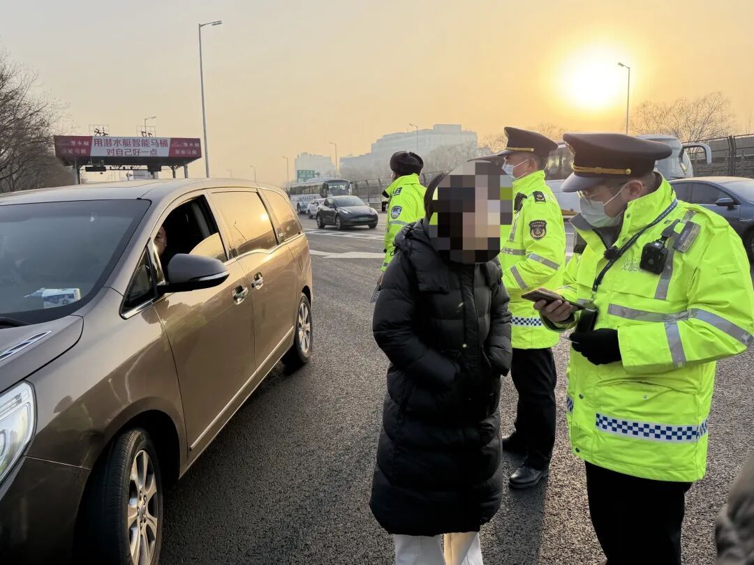 1小时12辆!北京整治京通快速路“狂飙的黑车” 1小时12辆!北京整治京通快速路“狂飙的黑车”