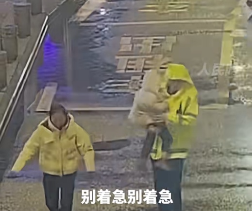 “别急！跟着我走！没事的！”雨夜5分钟，交警跑出一条守护通道
