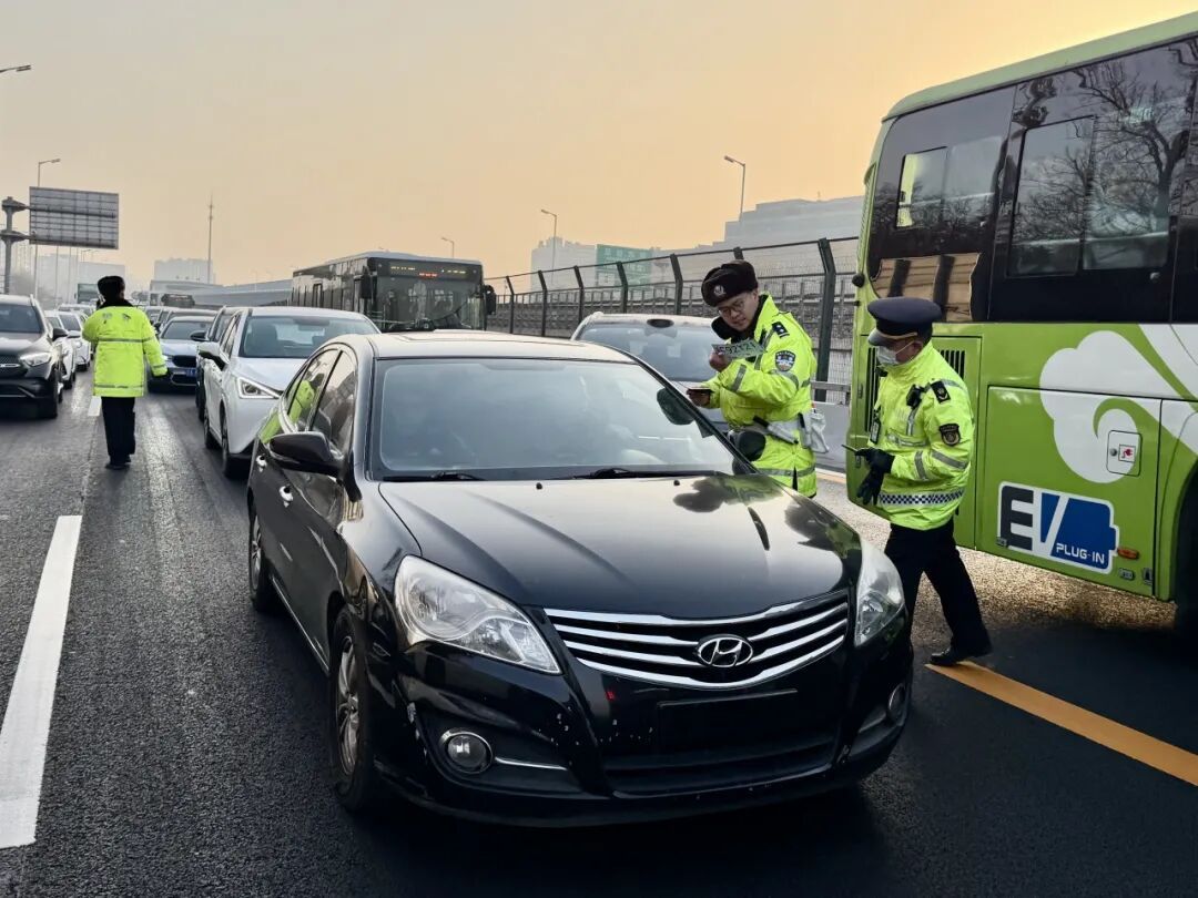 1小时12辆!北京整治京通快速路“狂飙的黑车” 1小时12辆!北京整治京通快速路“狂飙的黑车”