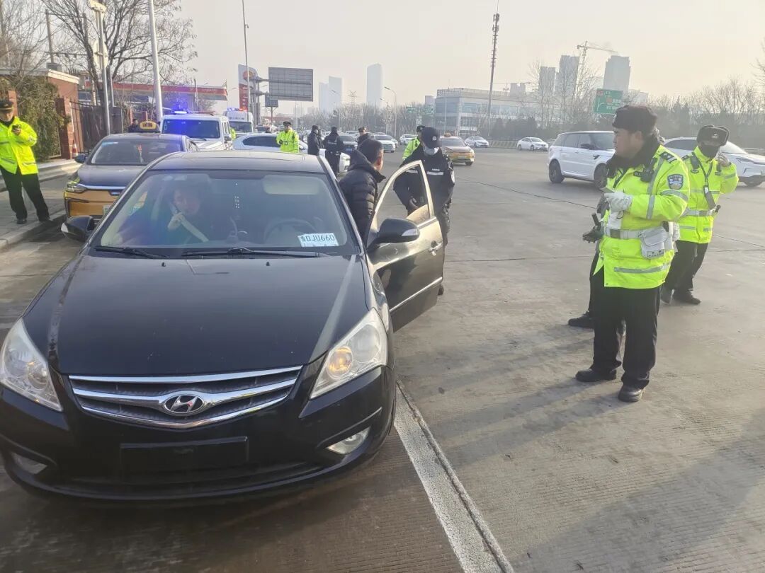 1小时12辆!北京整治京通快速路“狂飙的黑车” 1小时12辆!北京整治京通快速路“狂飙的黑车”