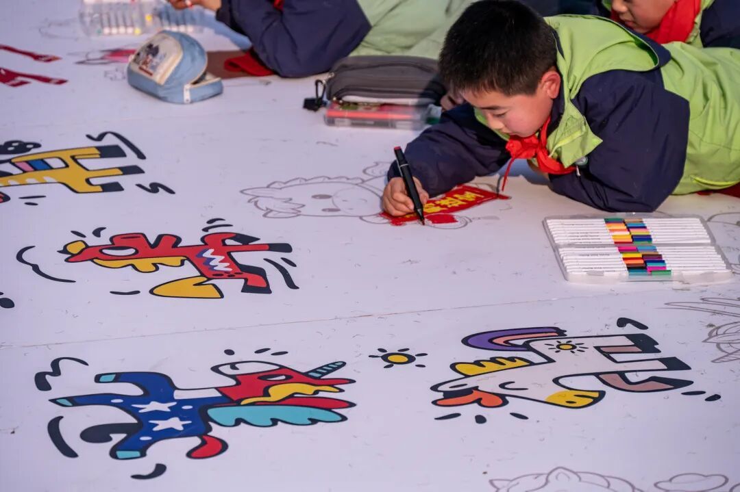 震撼！自贡千名师生共绘“千米骏马图”