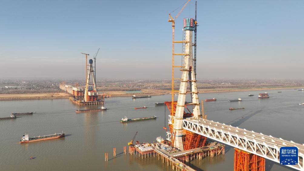 安徽池州长江公铁大桥首个主塔成功封顶