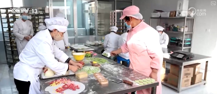 生鲜果蔬、年宵花卉、特色美食齐上阵 节前消费新图景活力涌动 生鲜果蔬、年宵花卉、特色美食齐上阵 节前消费新图景活力涌动