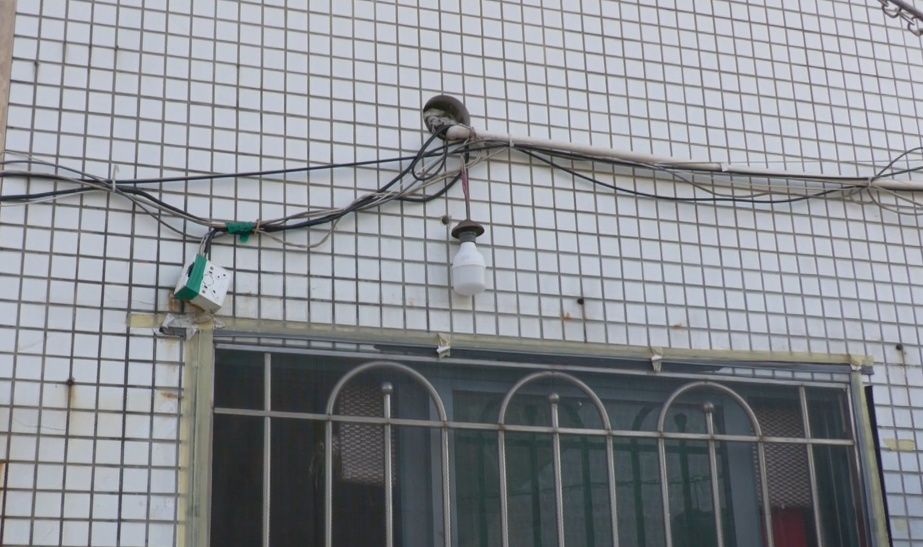 小区物业员工楼顶“安居”十几年？业主担心存在安全隐患