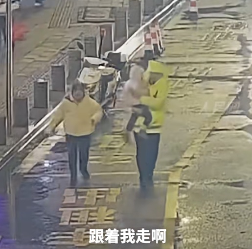 “别急！跟着我走！没事的！”雨夜5分钟，交警跑出一条守护通道