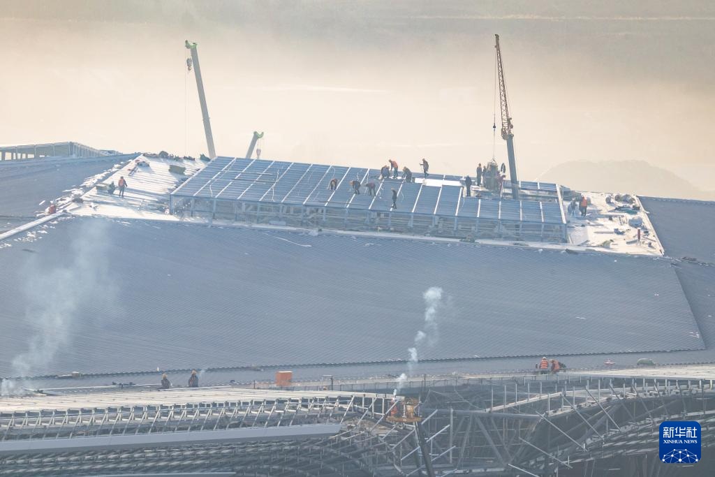 西安东站金属屋面封顶