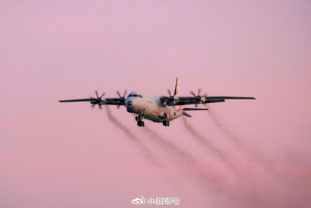 战机与霞光同框硬核大片