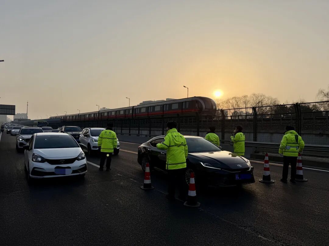 1小时12辆!北京整治京通快速路“狂飙的黑车” 1小时12辆!北京整治京通快速路“狂飙的黑车”