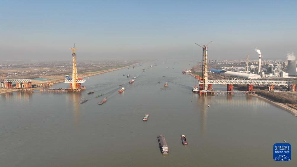 安徽池州长江公铁大桥首个主塔成功封顶