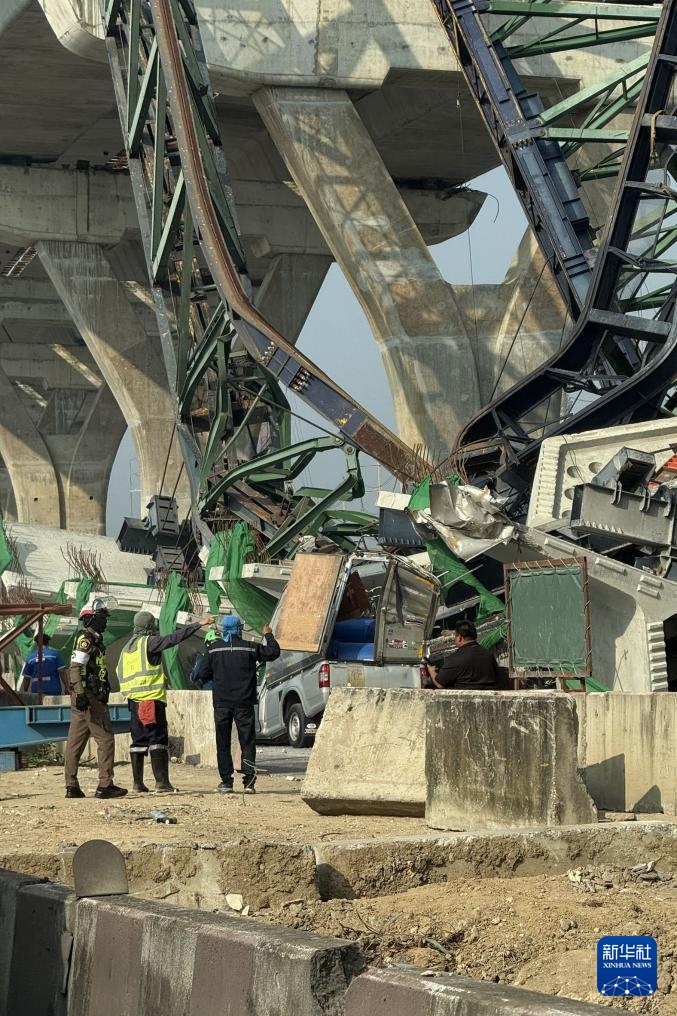 泰国一施工起重机倒塌造成多人死伤