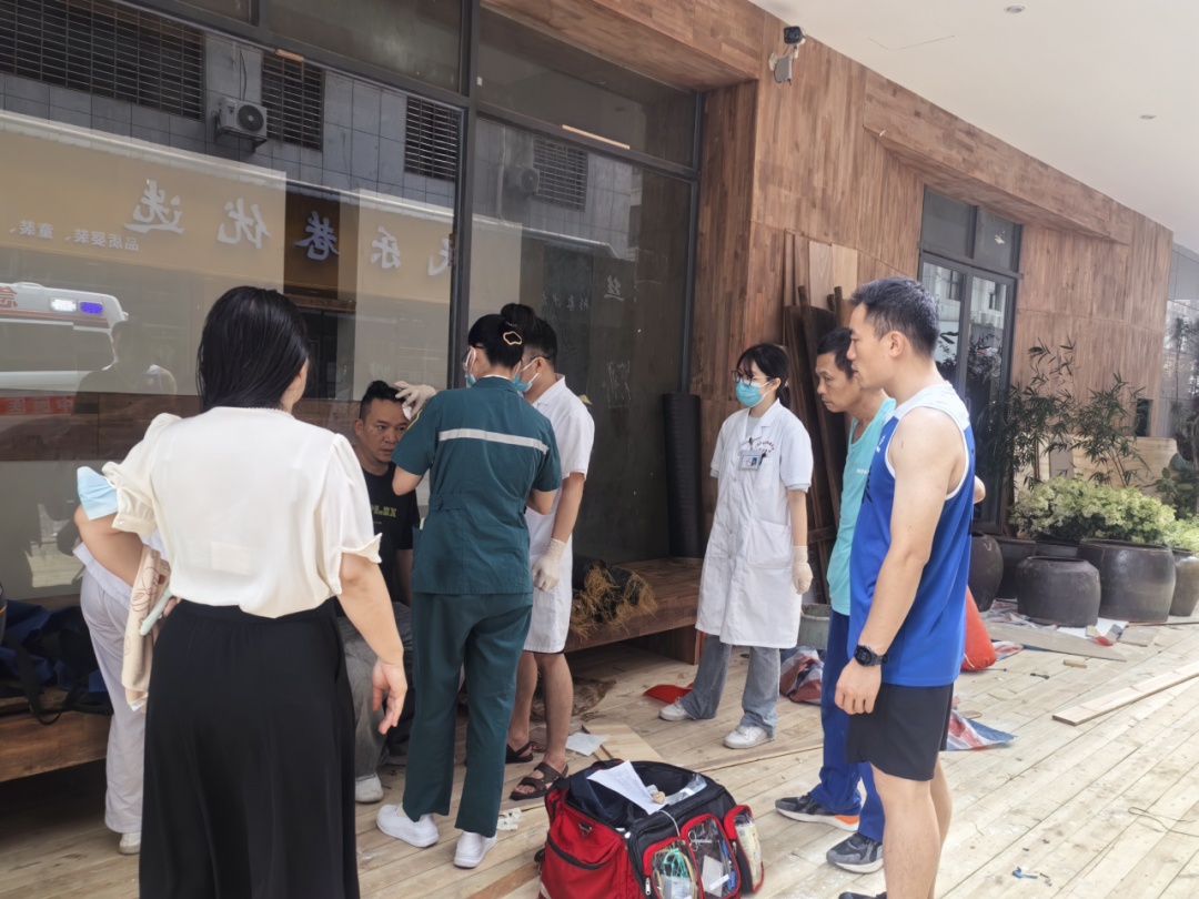 寻找“4号球服警官”