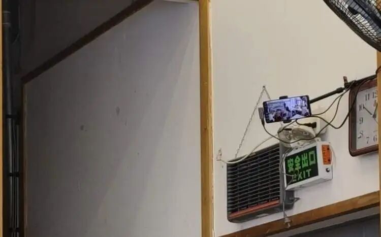 "简直欺人太甚！"有顾客怒了，和好友一起吃个饭竟被全程直播