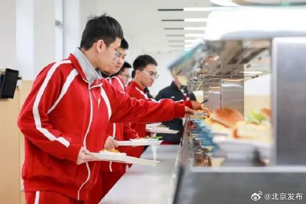 告别校外供餐 北京2027年底前所有中小学实现校内食堂供餐