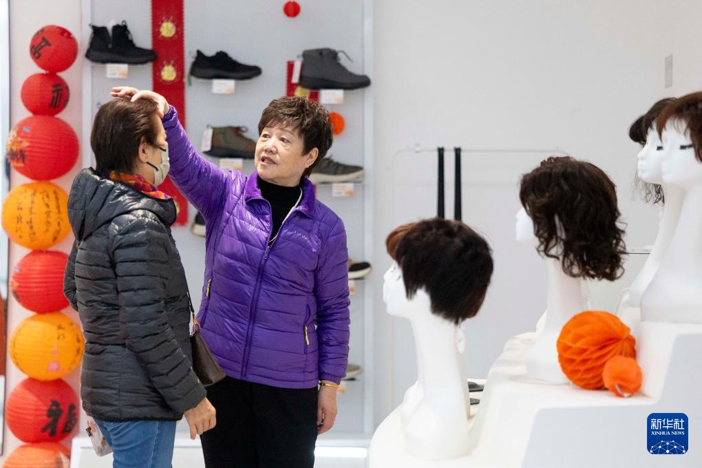 探访上海首家银发商店 感受银发经济新活力