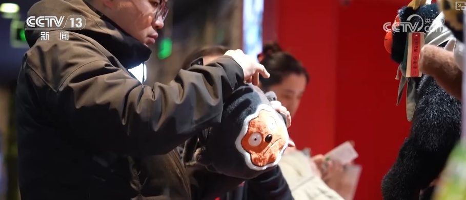 “文艺+”创新场景层出不穷 演艺新空间串联“观演+消费+游览”释放消费多元活力 “文艺+”创新场景层出不穷 演艺新空间串联“观演+消费+游览”释放消费多元活力