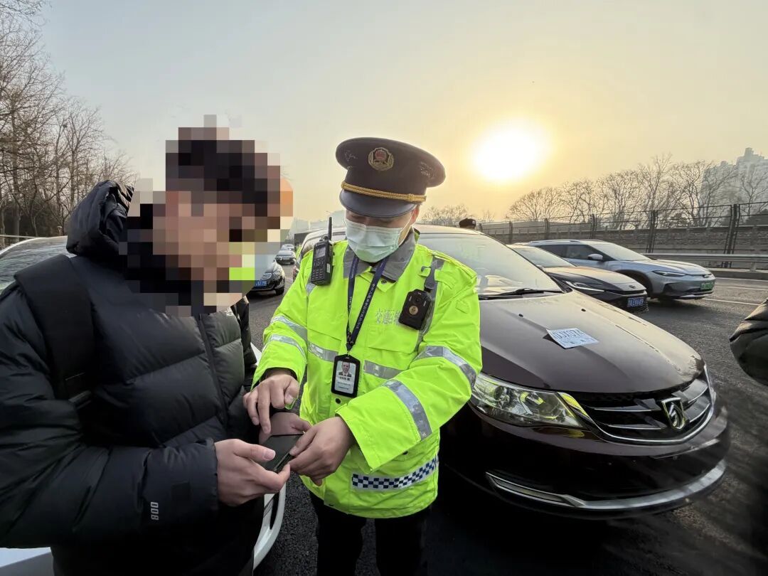 1小时12辆!北京整治京通快速路“狂飙的黑车” 1小时12辆!北京整治京通快速路“狂飙的黑车”
