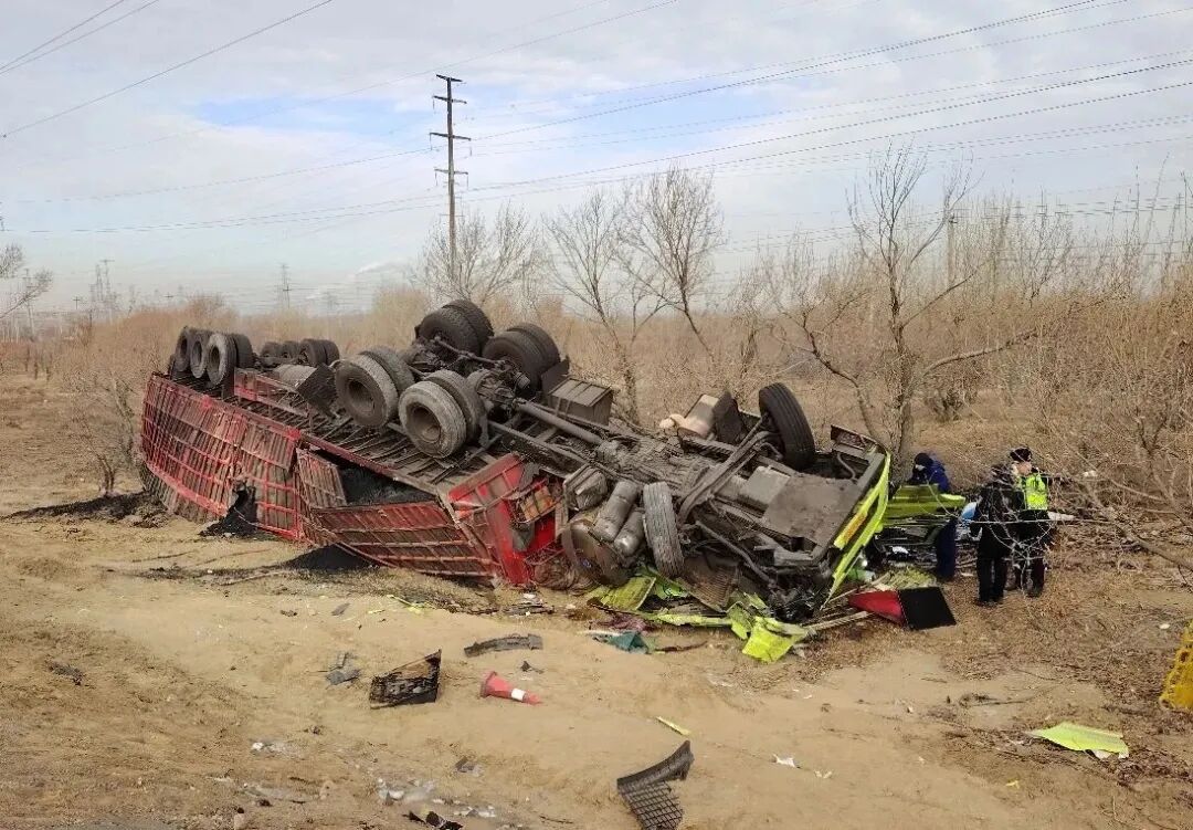 事发紧急!货车侧翻,司机被困...呼和浩特这里上演最燃集结… 事发紧急!货车侧翻,司机被困...呼和浩特这里上演最燃集结…