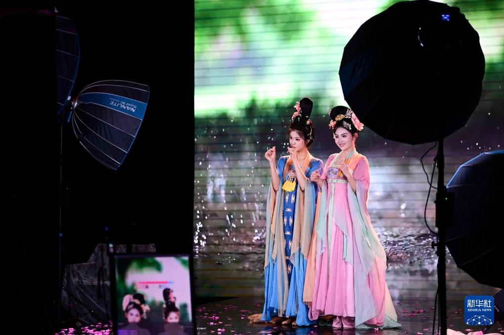 “团播”火了！她们在直播间演绎千年古韵