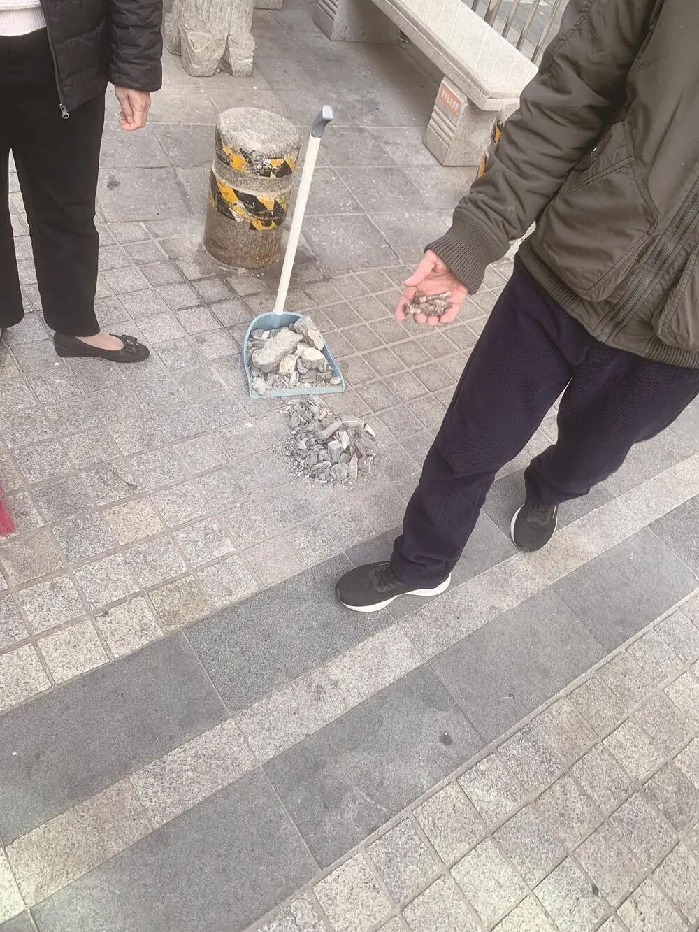 太吓人！厦门一小区26楼突然掉下一长条砖块，砸在楼栋大门口；业主：多处外墙有裂缝