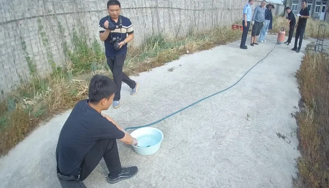 男子怀疑妻子与他人出轨，深夜翻墙入院拧开对方家液化气罐……