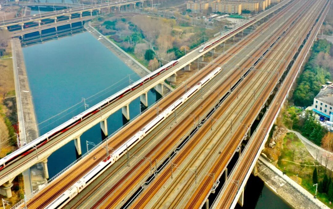 安检屏幕上闪过好多“长棍”！网友：是法棍吗？