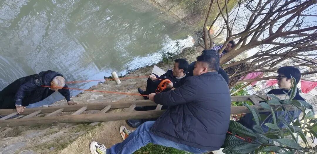 95岁老人落水，5分钟紧急救援！