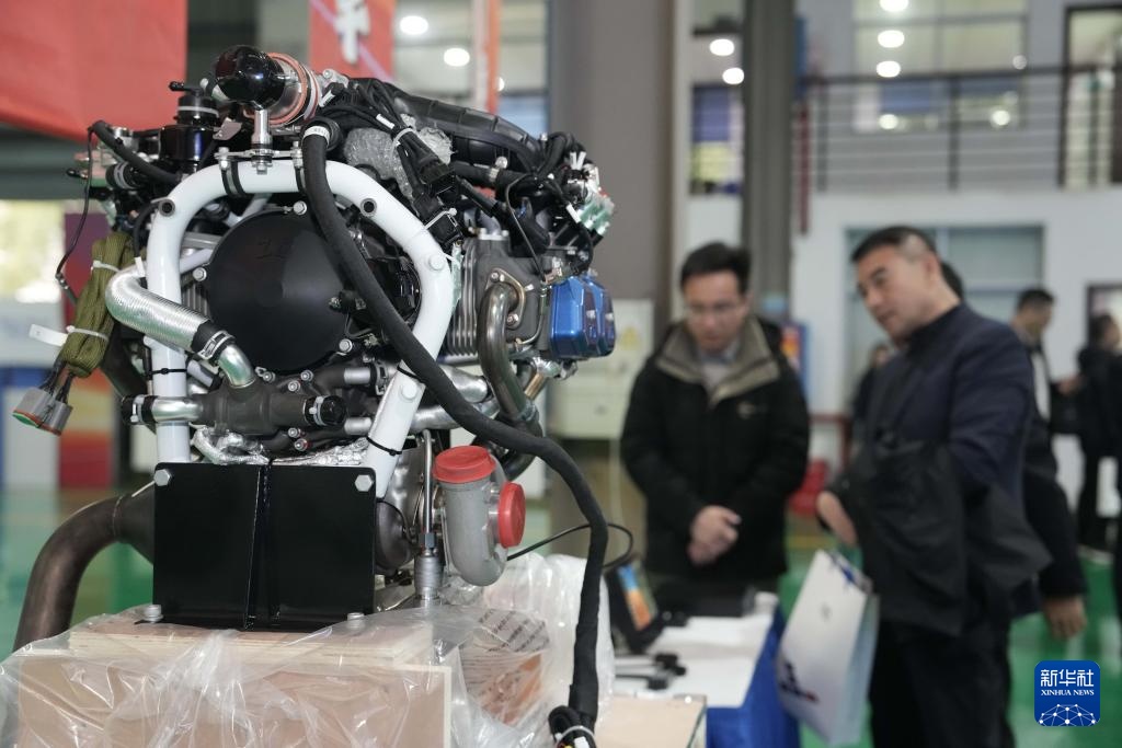 我国第一架配备“中国心”的轻型运动飞机正式交付