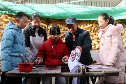 甘肃 静宁：学生体验印“门神”