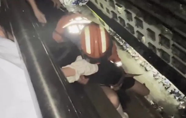 一时想不开，女子欲从商场楼顶跃下！危急时刻，一抹橙色身影扑向她