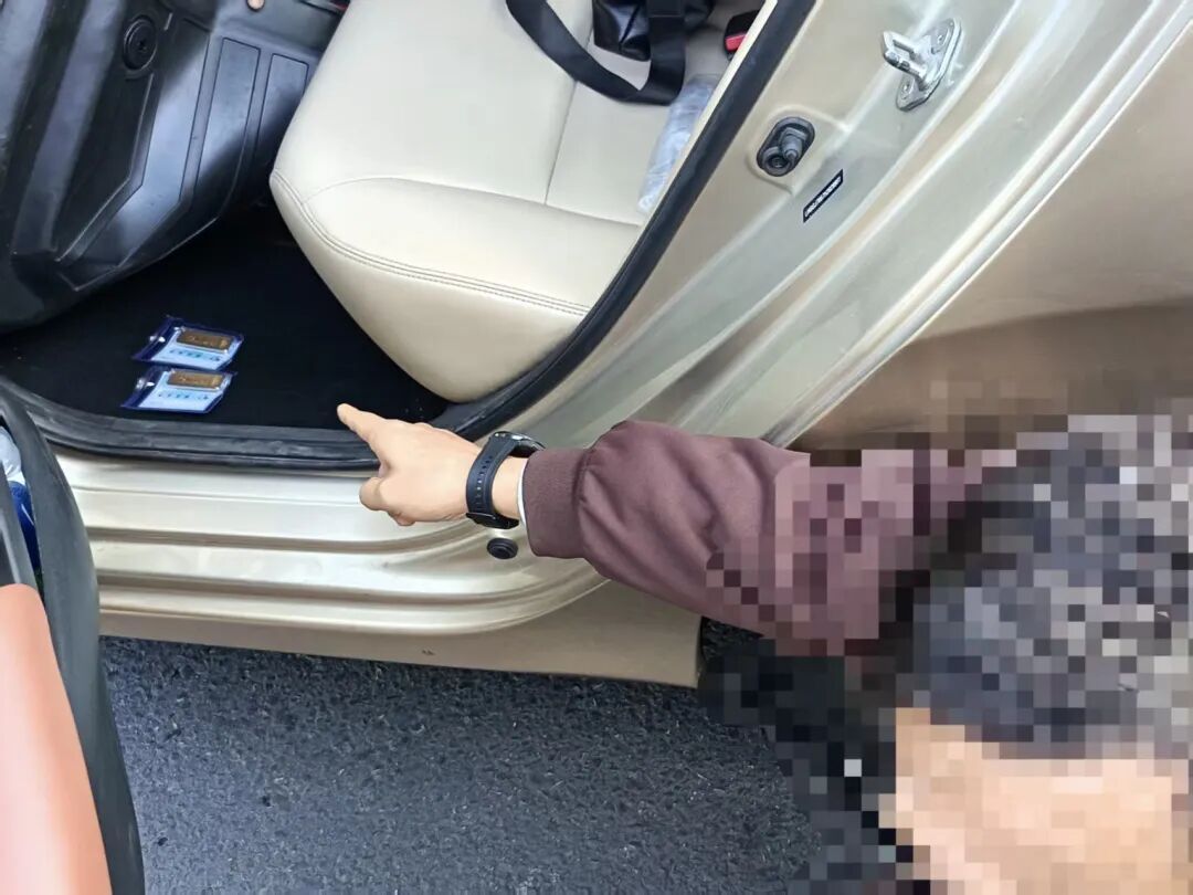 浙江男子驾车被民警在街头截停，后排脚垫下竟藏着两根价值十多万的金条