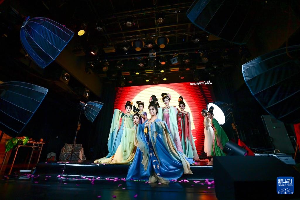 “团播”火了！她们在直播间演绎千年古韵