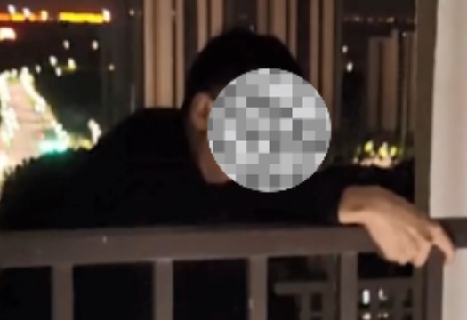 一时想不开，女子欲从商场楼顶跃下！危急时刻，一抹橙色身影扑向她