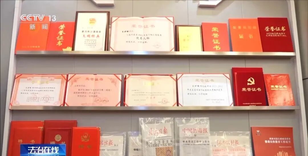 女警徒手夺刀，脸上缝30多针：“后怕但不后悔”