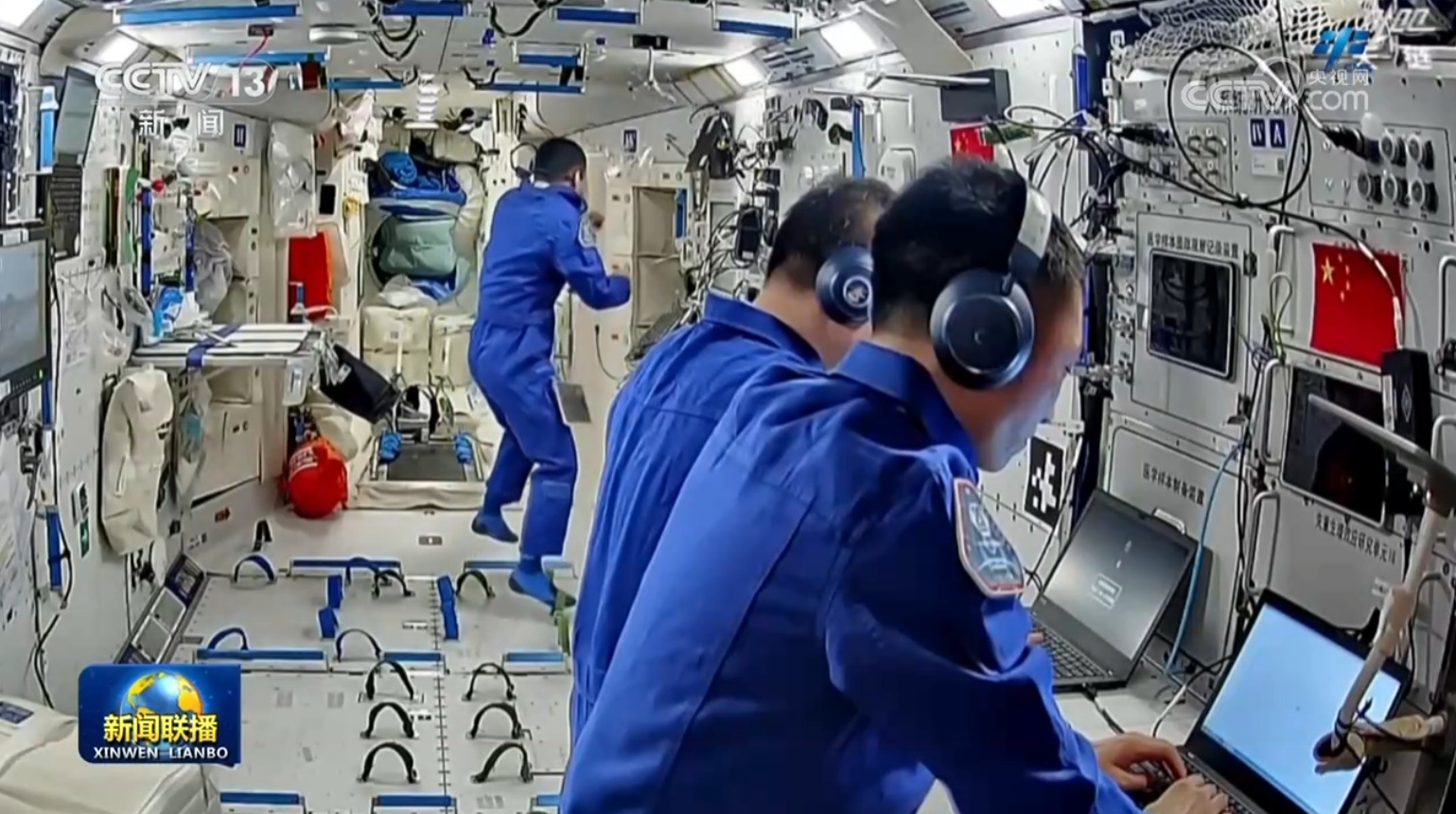 神舟二十号乘组太空归来后正式亮相