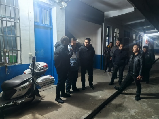 “野蛮执法”还是“救命操作”？男子欲寄黄金被民警强行劝阻